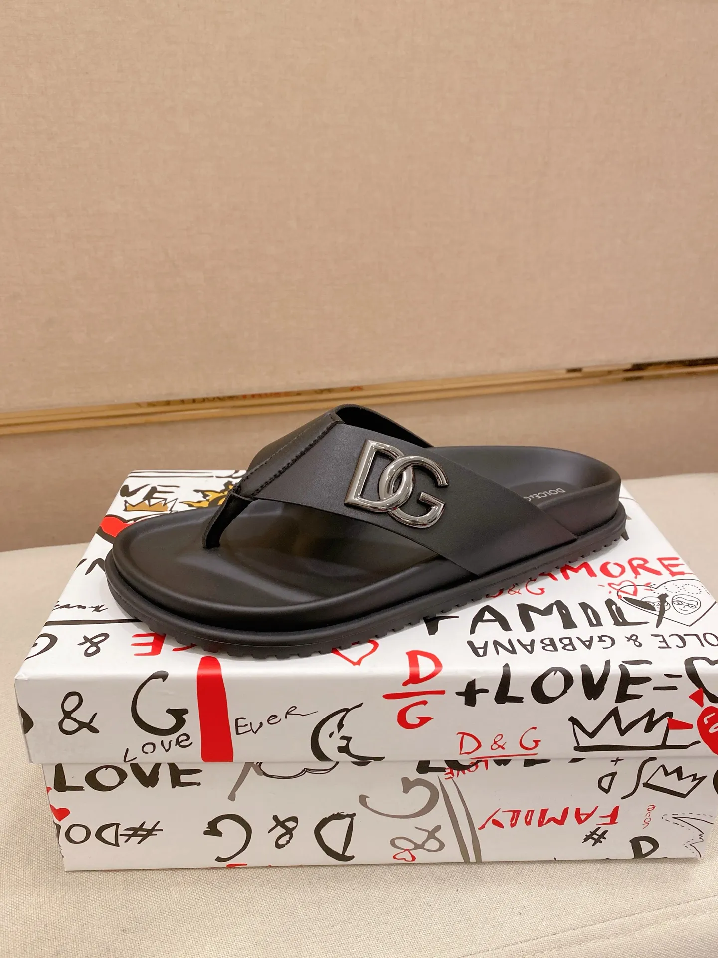 Factory price: 300💰 DG men's sandals and slippers. Showcase high-end style design. The DG strap is embellished with an aluminum DG buckle to enhance the style. Paired with a comfortable tonal notch sole, they pair easily with shorts or jeans for a sophisticated look. Main body: cow leather, technical fabric lining: cow leather, with adjustable straps, aluminum DG buckle, EVA insole, tonal notch rubber outsole splicing structure 👌 Size: 38-44 Customized 45